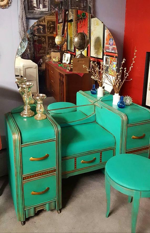 Antique makeup vanity with deals round mirror